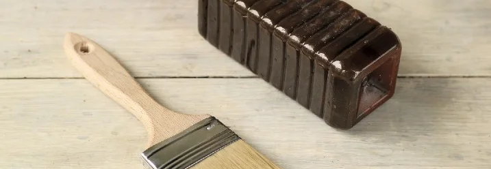 Holzbeize und Pinsel